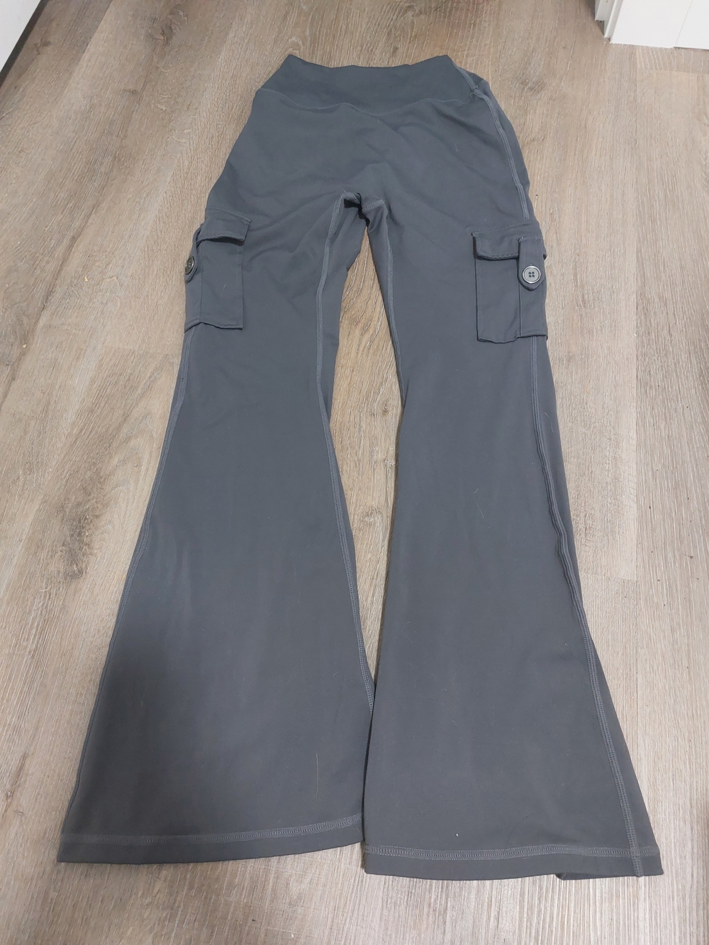 Yeore Grey Flared Leggings Cargo Pockects Srunch Butt No Front Seam 28 Inseam - Picture 3 of 3
